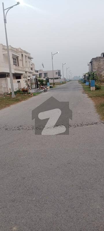 ڈی ایچ اے فیز 8 - بلاک زیڈ 5 ڈی ایچ اے فیز 8,ڈی ایچ اے ڈیفینس,لاہور میں 7 مرلہ رہائشی پلاٹ 95.0 لاکھ میں برائے فروخت۔ ڈی ایچ اے فیز 8 - بلاک زیڈ 5 ڈی ایچ اے فیز 8,ڈی ایچ اے ڈیفینس,لاہور میں 7 مرلہ رہائشی پلاٹ 95.0 لاکھ میں برائے فروخت۔