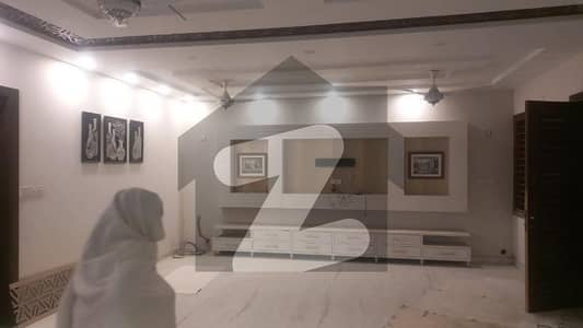 Prime Location 250 Square Yards House Available In Shaheed Millat Road For Sale