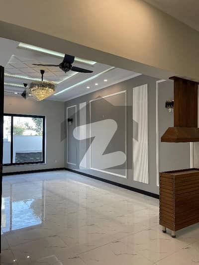 ٹاپ سٹی 1 - بلاک اے ٹاپ سٹی 1,اسلام آباد میں 4 کمروں کا 10 مرلہ مکان 4.39 کروڑ میں برائے فروخت۔