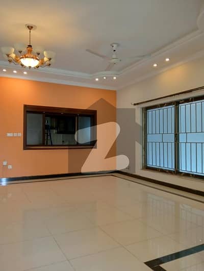 E 11 Kanal Full House Good Location 7Bedrooms 3 DD 3 Tv Lounge 3 Kitchen Servant