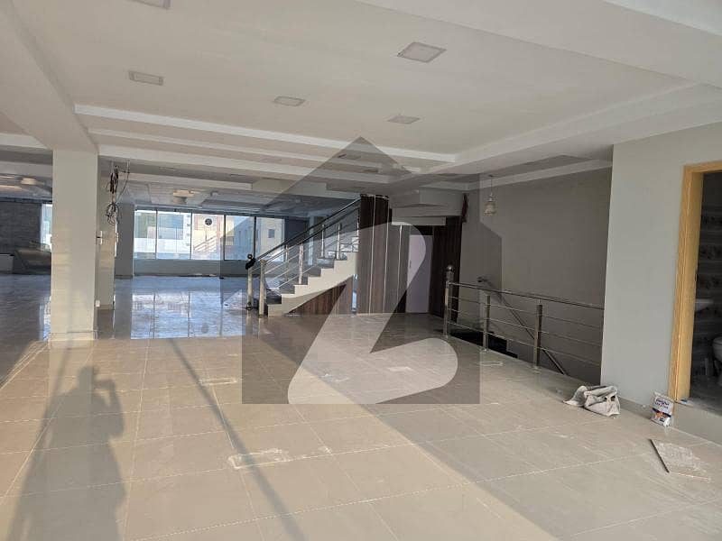 G13 complete 1 kanal floor available for rent