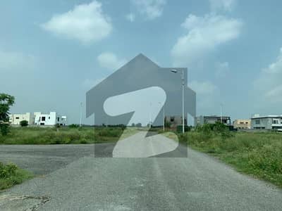 ڈی ایچ اے فیز 7 - بلاک وائے فیز 7,ڈیفنس (ڈی ایچ اے),لاہور میں 1 کنال رہائشی پلاٹ 4.5 کروڑ میں برائے فروخت۔