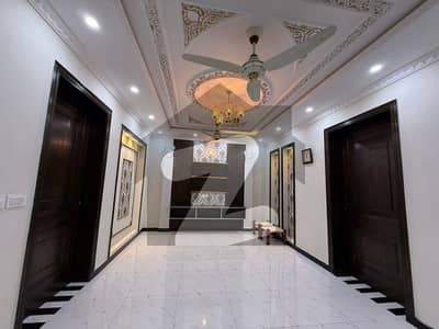 ڈی ایچ اے فیز 8 سابقہ ​​پارک ویو ڈی ایچ اے فیز 8,ڈی ایچ اے ڈیفینس,لاہور میں 4 کمروں کا 10 مرلہ مکان 5.5 کروڑ میں برائے فروخت۔