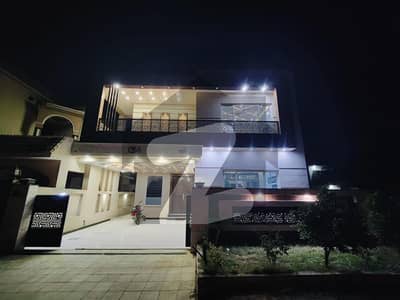 بحریہ ٹاؤن فیز 8 بحریہ ٹاؤن راولپنڈی,راولپنڈی میں 5 کمروں کا 10 مرلہ مکان 3.49 کروڑ میں برائے فروخت۔