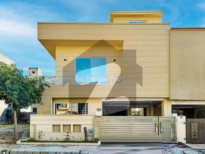 بحریہ ٹاؤن فیز 8 بحریہ ٹاؤن راولپنڈی,راولپنڈی میں 5 کمروں کا 7 مرلہ مکان 2.8 کروڑ میں برائے فروخت۔