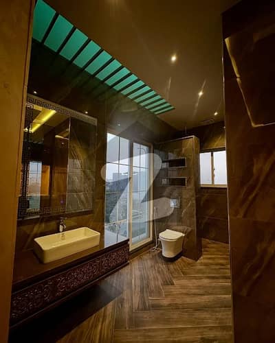 Exclusive 1200 Sq Yard House | 8 Beds | High-End Construction