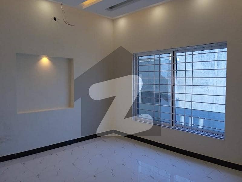 10 Marla Luxury Beautiful House Available For Sale 10 Marla Luxury Beautiful House Available For Sale