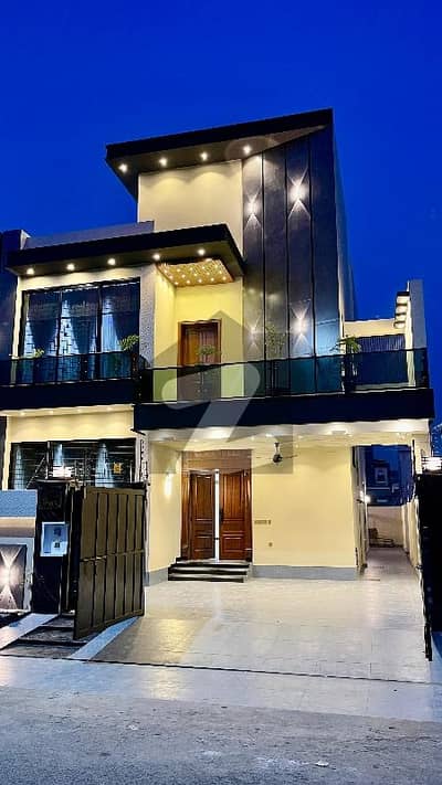 سٹی ہاؤسنگ سوسائٹی گوجرانوالہ میں 5 کمروں کا 10 مرلہ مکان 3.9 کروڑ میں برائے فروخت۔