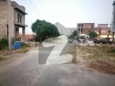 فارمانئیٹس ہاؤسنگ سکیم لاہور میں 5 مرلہ رہائشی پلاٹ 40.0 لاکھ میں برائے فروخت۔