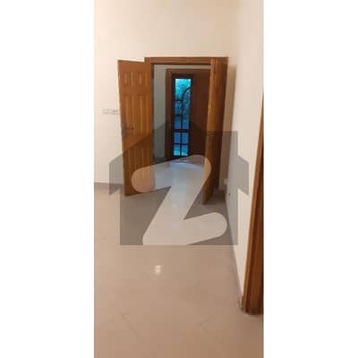 عسکری 13 راولپنڈی میں 4 کمروں کا 10 مرلہ مکان 6.4 کروڑ میں برائے فروخت۔