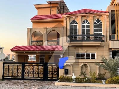 بحریہ ٹاؤن فیز 8 بحریہ ٹاؤن راولپنڈی,راولپنڈی میں 5 کمروں کا 10 مرلہ مکان 3.4 کروڑ میں برائے فروخت۔ بحریہ ٹاؤن فیز 8 بحریہ ٹاؤن راولپنڈی,راولپنڈی میں 5 کمروں کا 10 مرلہ مکان 3.4 کروڑ میں برائے فروخت۔