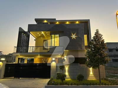 بحریہ ٹاؤن فیز 8 بحریہ ٹاؤن راولپنڈی,راولپنڈی میں 5 کمروں کا 10 مرلہ مکان 3.8 کروڑ میں برائے فروخت۔