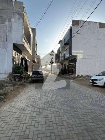 PLOT AVAILABLE IN 30 FEET ROAD NEAR TO PARK AND MAIN GATE ARIF QADRI ASSOCIATES AND MARKETING (SINCE 2003)