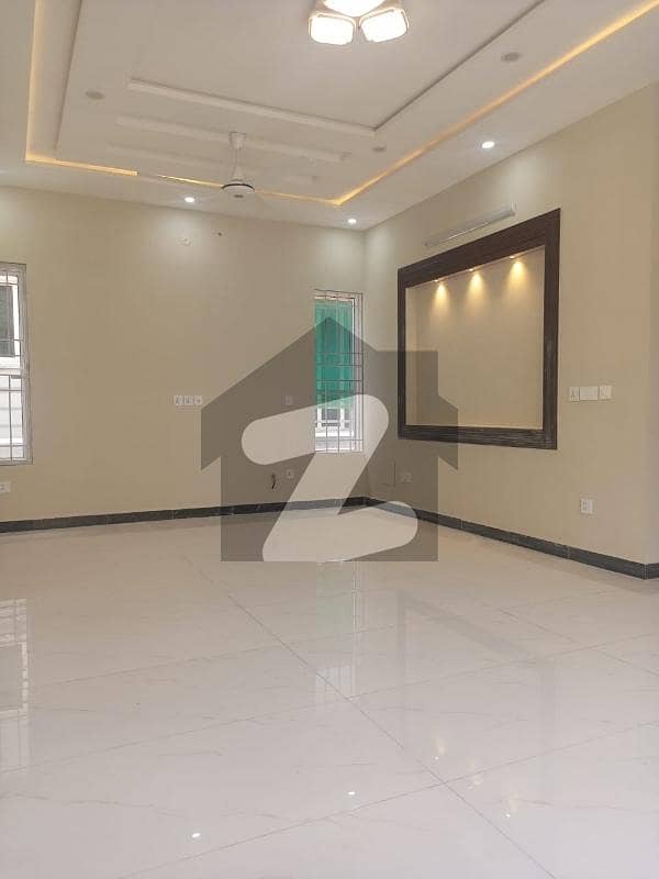10 Marla Beautiful House For Sale 10 Marla Beautiful House For Sale