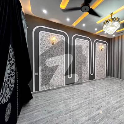 بحریہ ٹاؤن فیز 8 بحریہ ٹاؤن راولپنڈی,راولپنڈی میں 5 کمروں کا 10 مرلہ مکان 3.15 کروڑ میں برائے فروخت۔