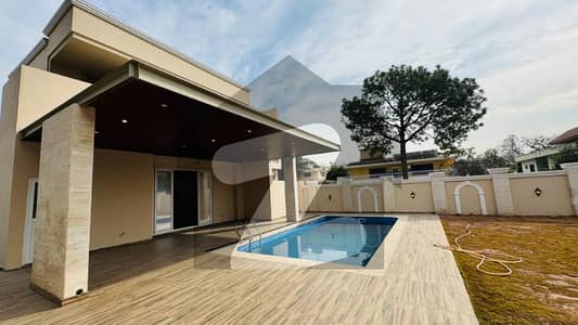 Elegant Family Residence With Luxury Amenities And Pool
