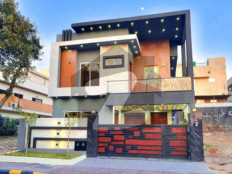 Luxury 10 Marla House Near To School & Park Luxury 10 Marla House Near To School & Park