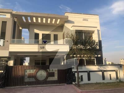 10 Marla House With Gas'S Available For Rent Near Park Musjid Or Commercial