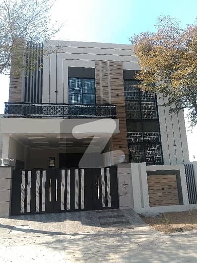 الرزاق رائلز ساہیوال میں 4 کمروں کا 7 مرلہ مکان 75.0 ہزار میں کرایہ پر دستیاب ہے۔
