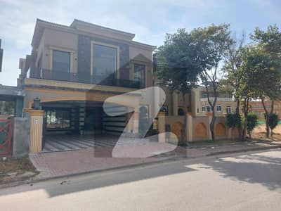 بحریہ انٹلیکچول ویلج بحریہ ٹاؤن راولپنڈی,راولپنڈی میں 5 کمروں کا 2 کنال مکان 26.5 کروڑ میں برائے فروخت۔
