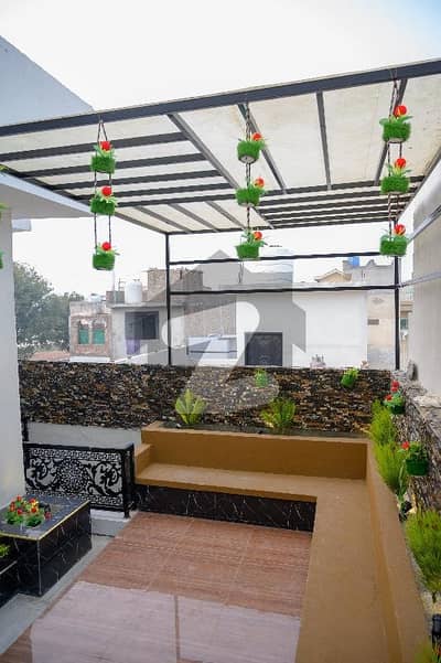 بنی گالہ اسلام آباد میں 5 کمروں کا 2 کنال فارم ہاؤس 14.0 کروڑ میں برائے فروخت۔