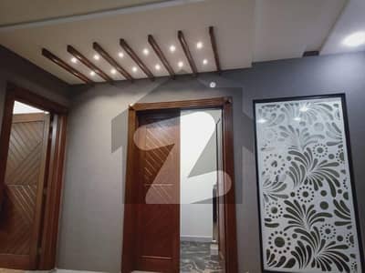 غالب سٹی فیصل آباد میں 5 کمروں کا 7 مرلہ مکان 3.15 کروڑ میں برائے فروخت۔