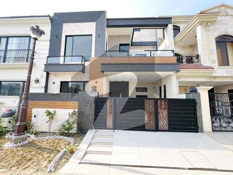 "Spacious 8 Marla House For Sale A Perfect Family Home" "Spacious 8 Marla House For Sale A Perfect Family Home"