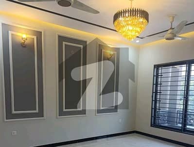 مارگلہ ویو ہاؤسنگ سوسائٹی ڈی ۔ 17,اسلام آباد میں 4 کمروں کا 9 مرلہ مکان 3.9 کروڑ میں برائے فروخت۔
