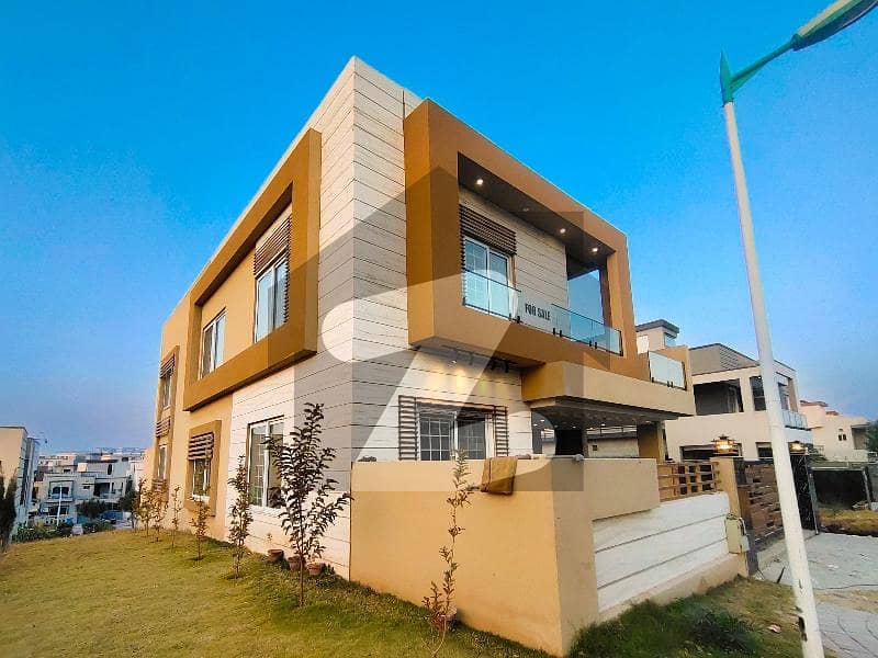 Corner House Having Green Lawn Dead End Street Corner House Having Green Lawn Dead End Street