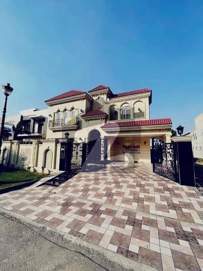 Exquisite 1 Kanal House For Sale - Luxury Living Awaits
                                title=