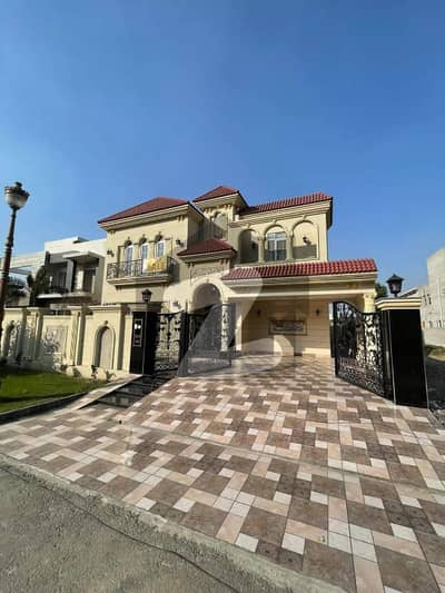 Exquisite 1 Kanal House For Sale - Luxury Living Awaits!