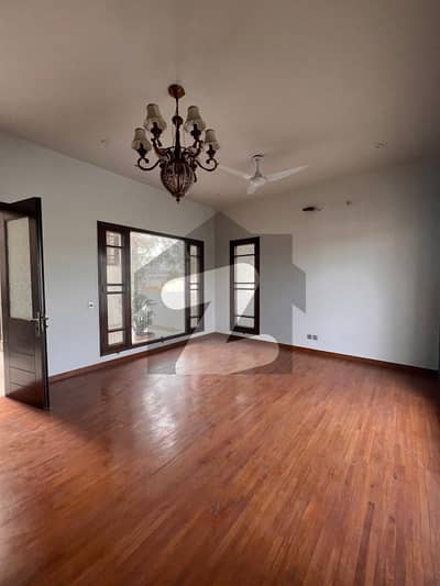 500 Yards Well Maintained Bungalow With Basement For Sale In DHA Phase 8