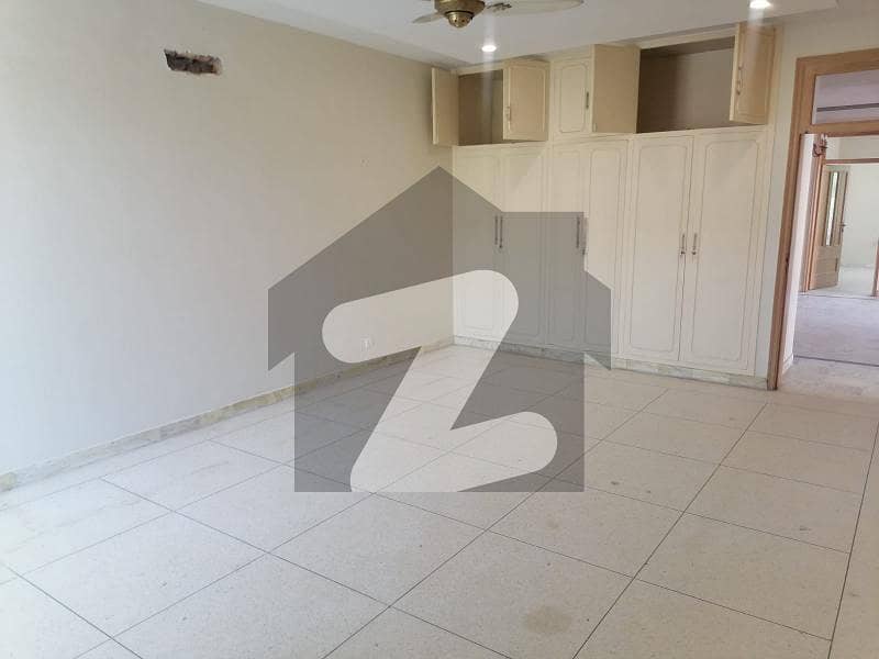 F10 Upper Portion 3 Beds Separate Gate Big Terrace Servant F10 Upper Portion 3 Beds Separate Gate Big Terrace Servant