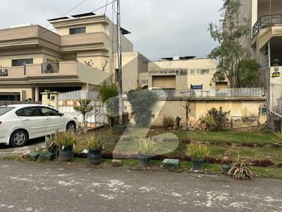 Old 35x80 Single Storey House For Sale In I-8/2 Near Shifa