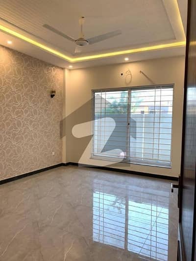 ای ۔ 11 اسلام آباد میں 5 کمروں کا 8 مرلہ مکان 6.5 کروڑ میں برائے فروخت۔