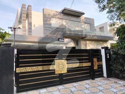 One Kanal Used Modern Design Bungalow For Sale At Prime Location Of DHA Lahore Near To Park Masjid & Commercial Market