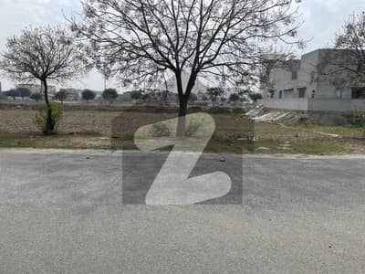 ڈی ایچ اے فیز 8 - بلاک ایس فیز 8,ڈیفنس (ڈی ایچ اے),لاہور میں 1 کنال رہائشی پلاٹ 3.75 کروڑ میں برائے فروخت۔ ڈی ایچ اے فیز 8 - بلاک ایس فیز 8,ڈیفنس (ڈی ایچ اے),لاہور میں 1 کنال رہائشی پلاٹ 3.75 کروڑ میں برائے فروخت۔