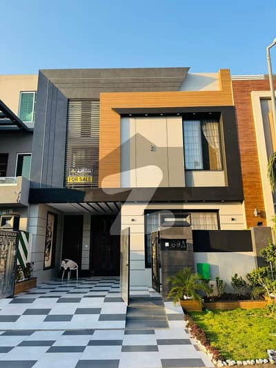 بحریہ ٹاؤن سیکٹرڈی بحریہ ٹاؤن,لاہور میں 3 کمروں کا 5 مرلہ مکان 2.95 کروڑ میں برائے فروخت۔