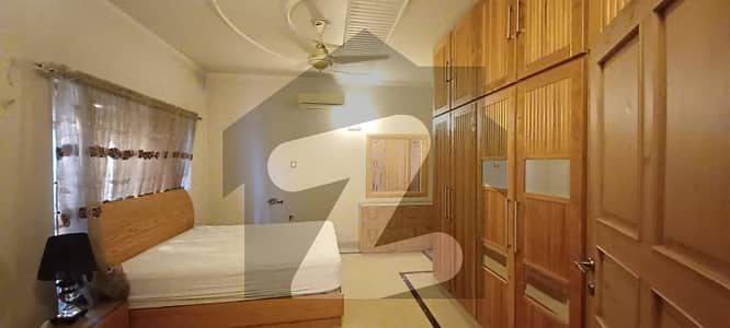 ONE KANAL BEAUTIFUL HOUSE AVALIABLE FOR RENT IN DHA PHASE 4 GG BLOCK