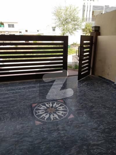 جی ۔ 13 اسلام آباد میں 6 کمروں کا 10 مرلہ مکان 6.75 کروڑ میں برائے فروخت۔