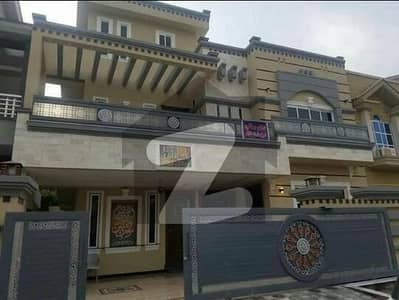 10 MARLA SLIGHTLY USED UPPER PORTION IS AVAILABLE FOR RENT ON TOP LOCATION OF AIRLINE SOCIETY NEAR UCP LAHORE