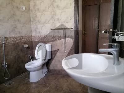 ایف ۔ 7 اسلام آباد میں 4 کمروں کا 2 کنال مکان 7.0 لاکھ میں کرایہ پر دستیاب ہے۔