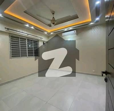 شہید ملت روڈ کراچی میں 3 کمروں کا 8 مرلہ فلیٹ 4.9 کروڑ میں برائے فروخت۔