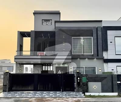 10 Marla Luxury House is Available for Sale in Bahria Town Lahore