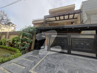 1 Kanal Beautiful House Near to Park Near to Commercial for Sale