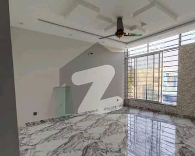 30 Marla Building In Lahore Is Available For Rent