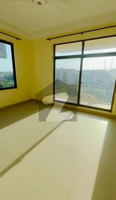 ایف ۔ 11 مرکز ایف ۔ 11,اسلام آباد میں 3 کمروں کا 9 مرلہ فلیٹ 1.5 لاکھ میں کرایہ پر دستیاب ہے۔