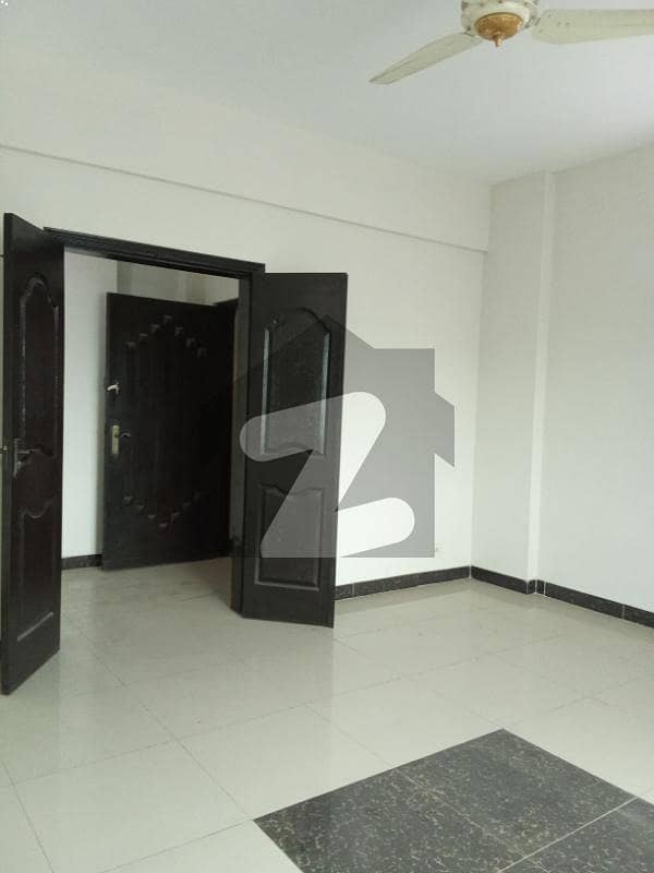 10 MARLA 3 BEDROOM APARTMENT AVAILABLE FOR RENT