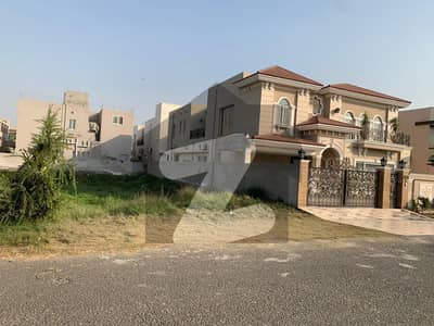 2 KANAL PLOT AT IDEAL LOCATION SURROUNDING HOUSES