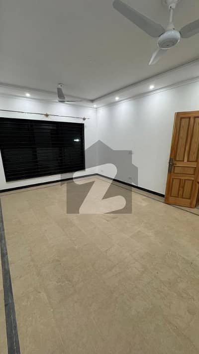 GULBERG RESIDENCIA 10 MARLA HOUSE FOR SALE